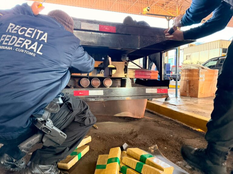 Meia tonelada de maconha é apreendida em caminhão paraguaio na Ponte da Amizade