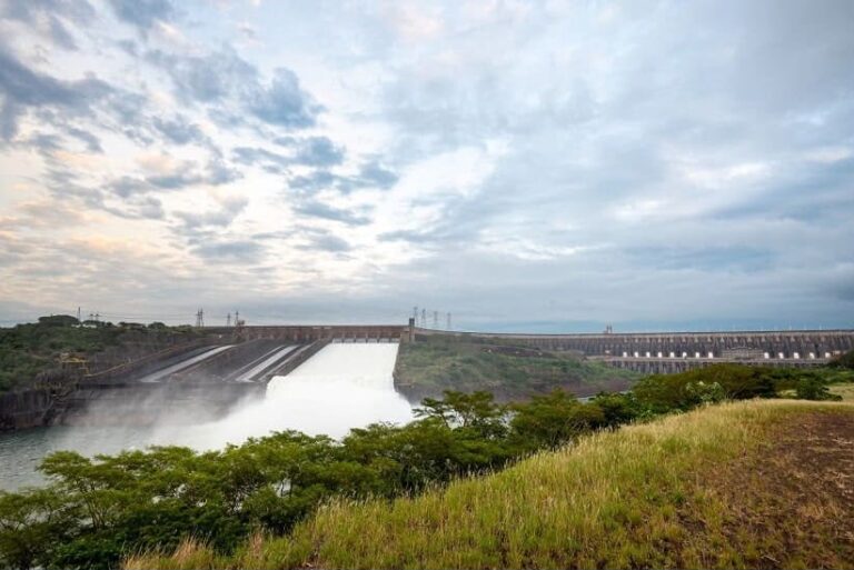 Itaipu abre vertedouro após chuvas para controlar nível do reservatório