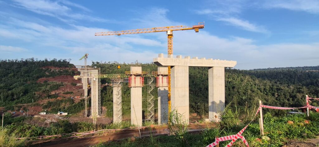 Ponte sobre o Rio Monday avança e chega a 42% da obra