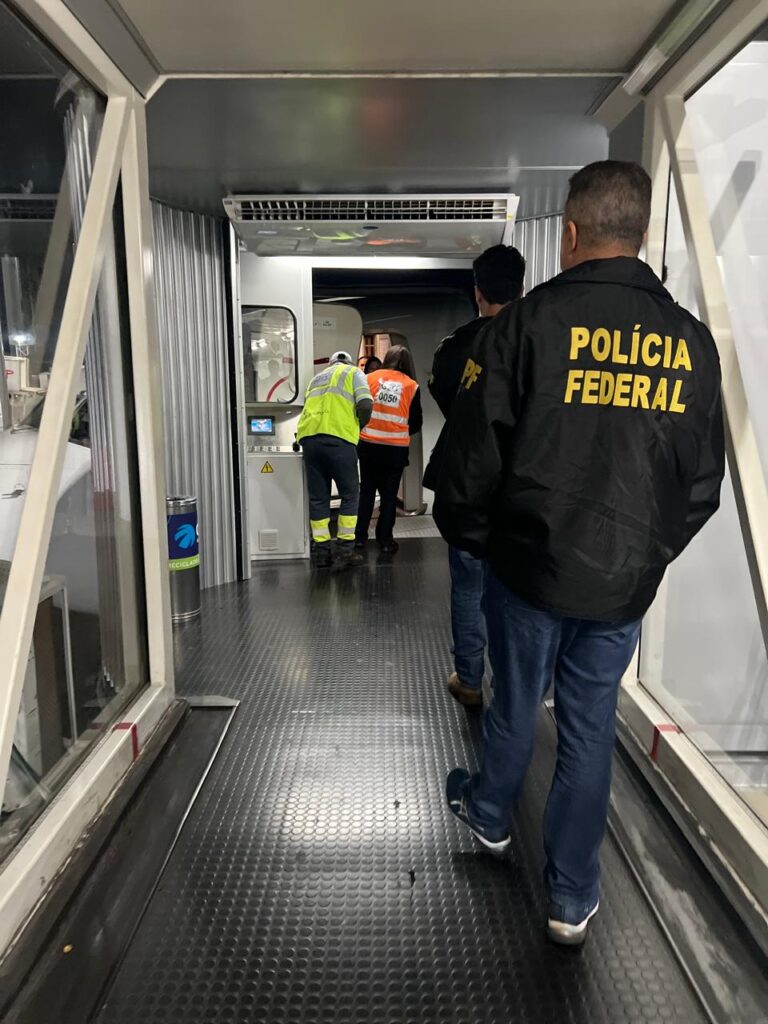 “Brincadeira” com bomba tira quatro de voo em Foz