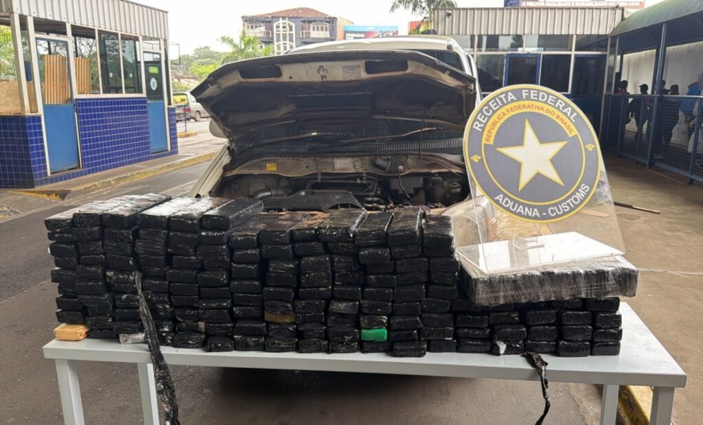 Receita apreende 130 kg de maconha em van