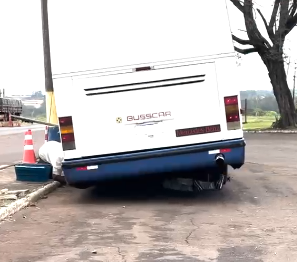 PRF aborda ônibus inclinado na BR-277